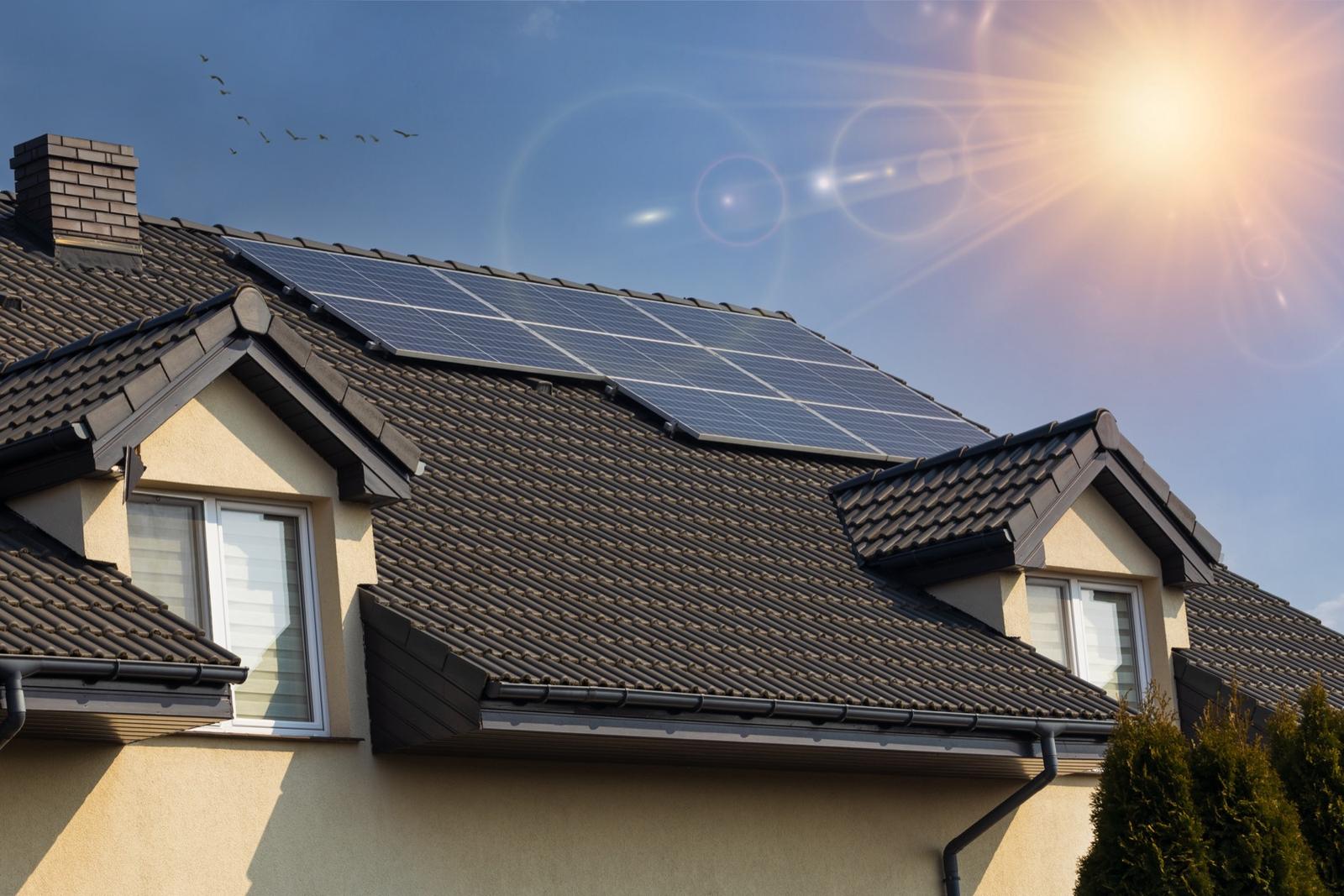 Casa con paneles solares en el techo