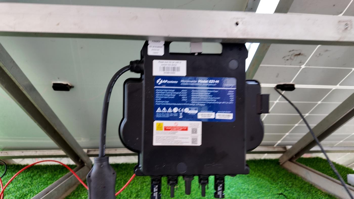 Microinversor instalado bajo un panel solar