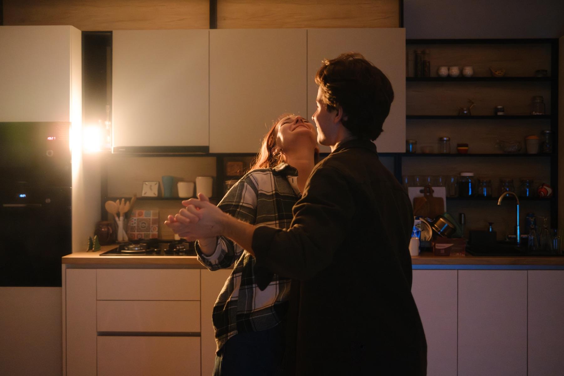 Pareja en la cocina de su casa en la noche